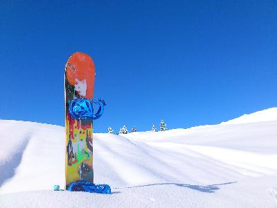 Jak wybrać i gdzie kupić swoją pierwszą deskę snowboardową?